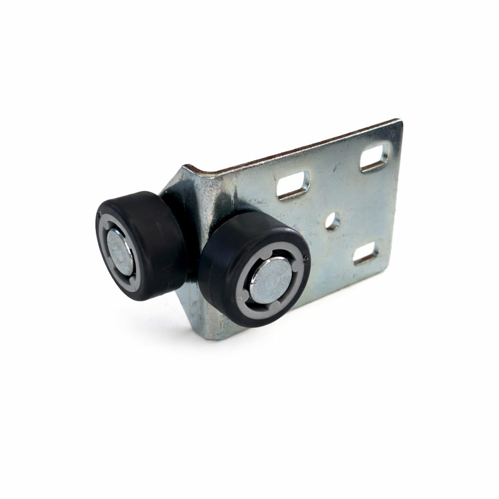 Die Kopfteilrolle 76x53x3 mm von KARWEG GmbH & Co. KG besteht aus verzinktem Stahl, besitzt eine abgewinkelte Form, vier Langlochbohrungen (6,5x12 mm) und zwei angenietete Räder Ø30 mm mit weicher Lauffläche.