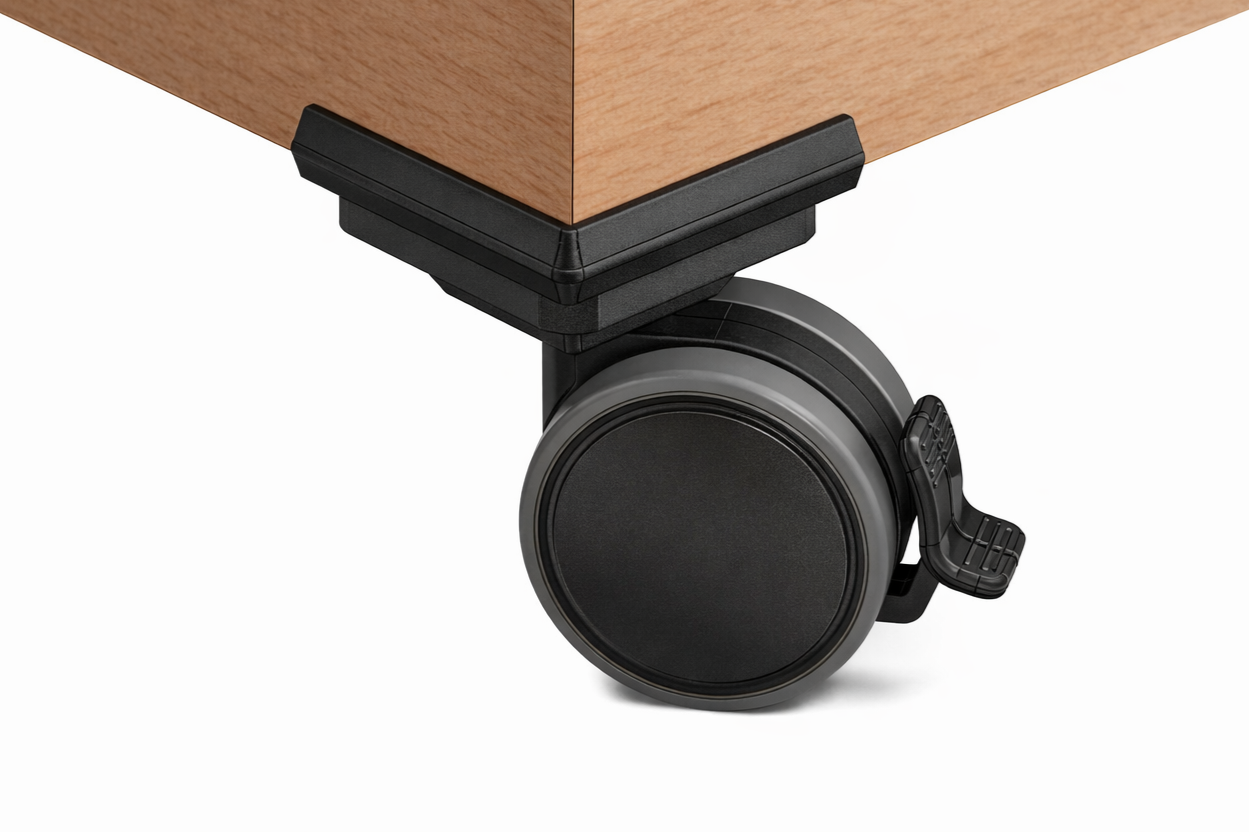 Nahaufnahme eines schwarzen Rollendiscount Lenkrollen-Sets Ø75mm mit Feststeller, Stift 10/10, Kantenschutz und Montageblock an einer hellen Holzecke - die perfekte Ergänzung für leichte Mobilität.